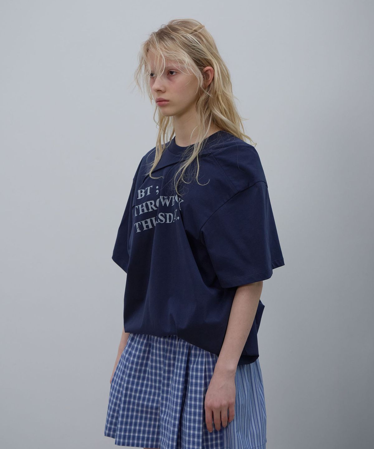 엘씨디씨티엠(LCDC™) DRAPED LETTERING PRINT T-SHIRT (NAVY)
