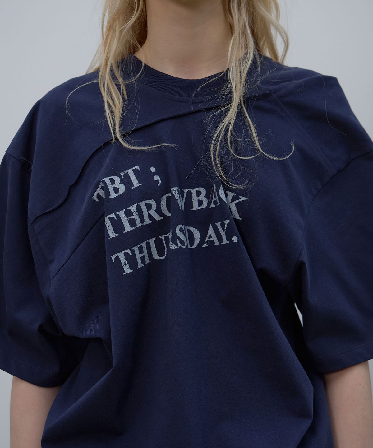 엘씨디씨티엠(LCDC™) DRAPED LETTERING PRINT T-SHIRT (NAVY)