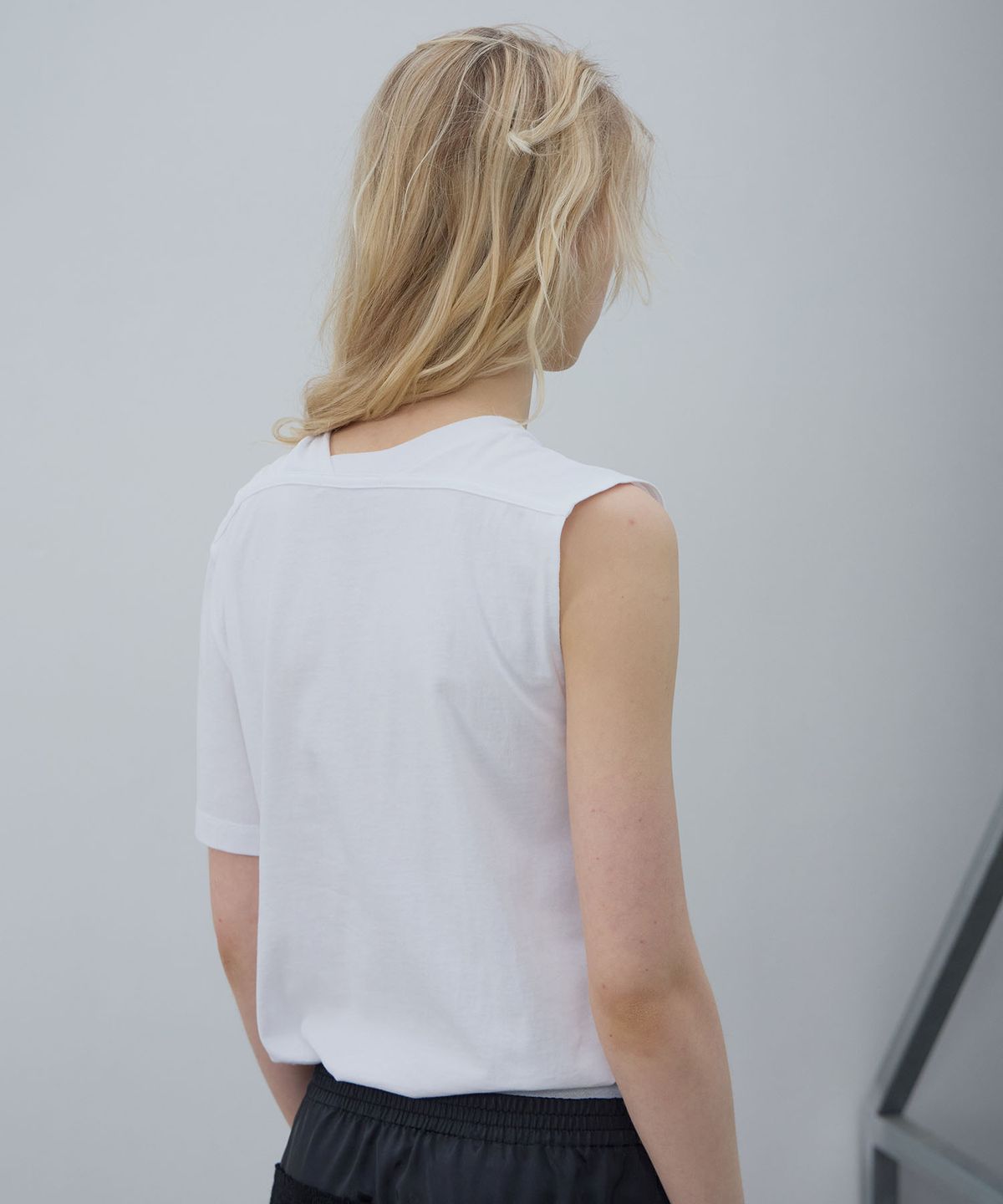 엘씨디씨티엠(LCDC™) ASYMMETRIC SLEEVE TOP (WHITE)