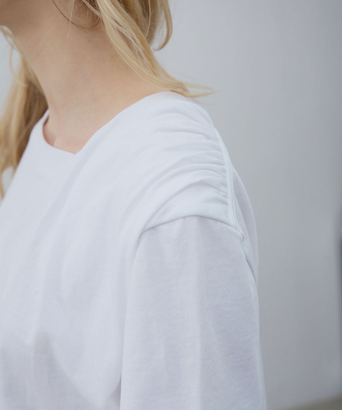 엘씨디씨티엠(LCDC™) ASYMMETRIC SLEEVE TOP (WHITE)