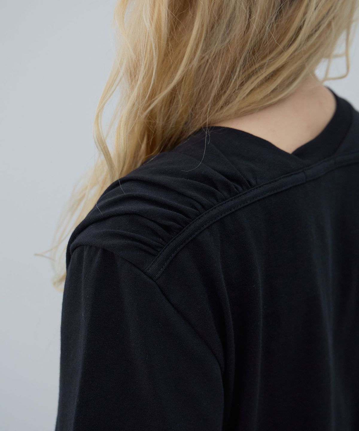 엘씨디씨티엠(LCDC™) ASYMMETRIC SLEEVE TOP (BLACK)