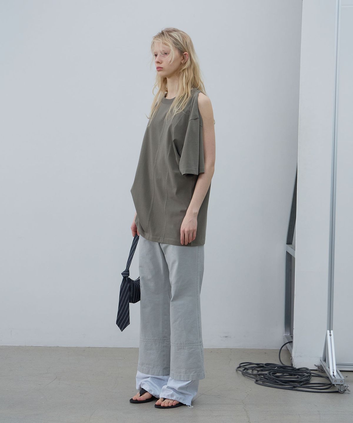 엘씨디씨티엠(LCDC™) SHOULDER SLIT TOP (KHAKI)
