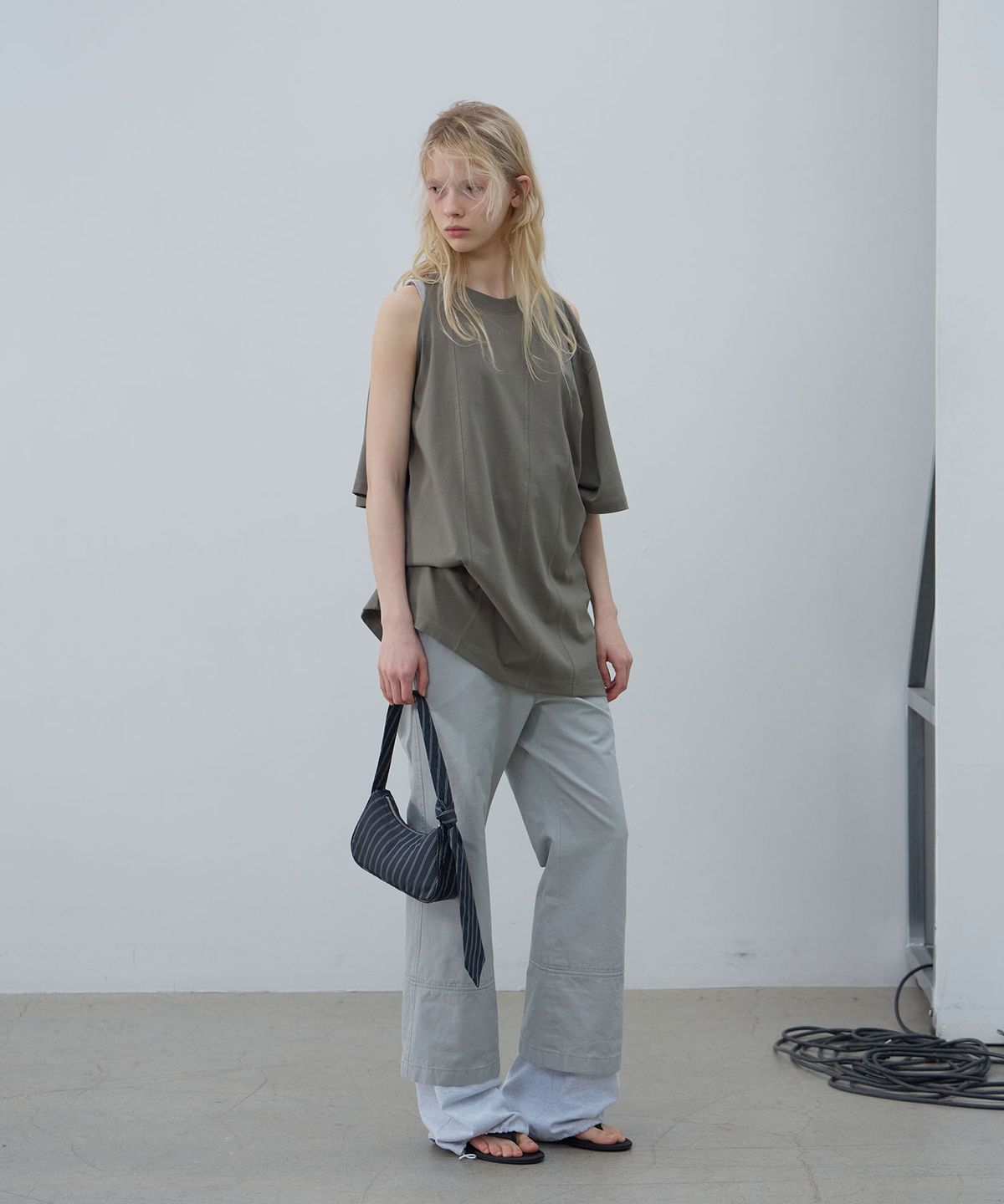 엘씨디씨티엠(LCDC™) SHOULDER SLIT TOP (KHAKI)