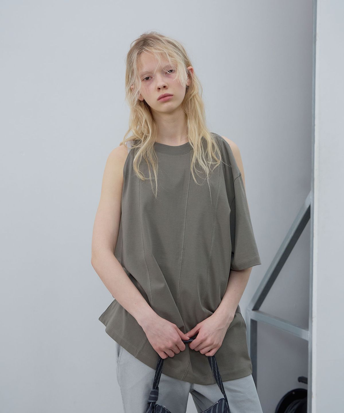 엘씨디씨티엠(LCDC™) SHOULDER SLIT TOP (KHAKI)