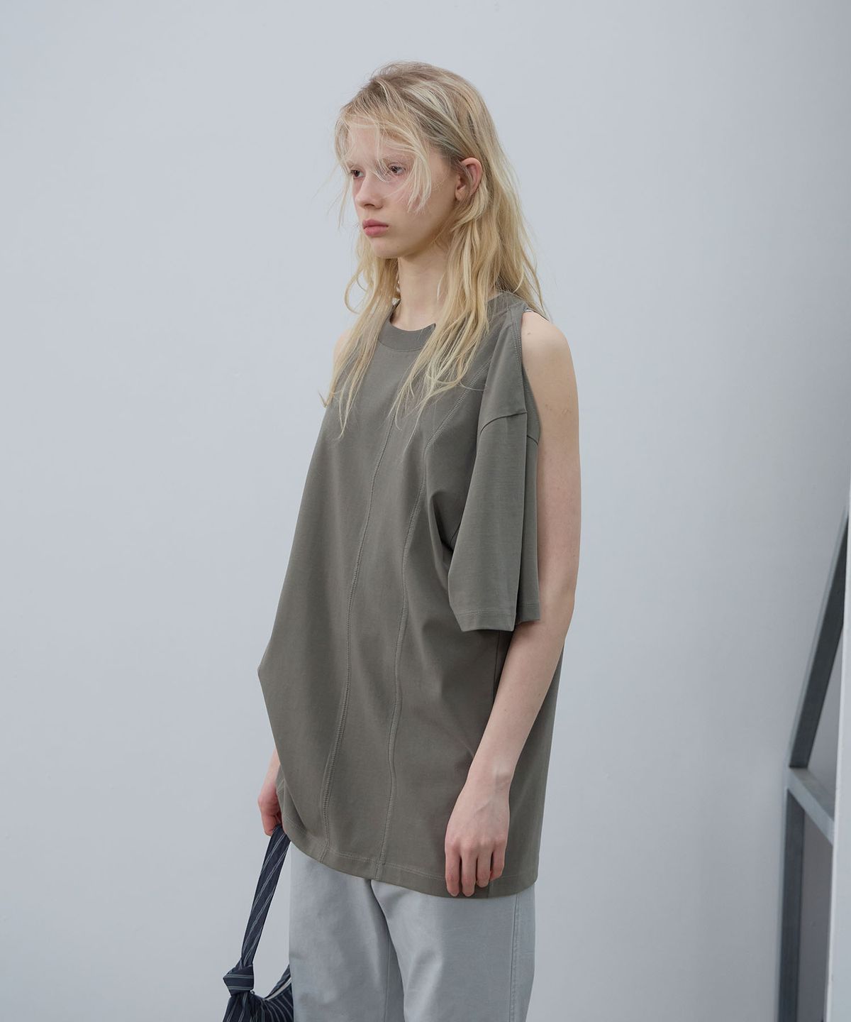 엘씨디씨티엠(LCDC™) SHOULDER SLIT TOP (KHAKI)