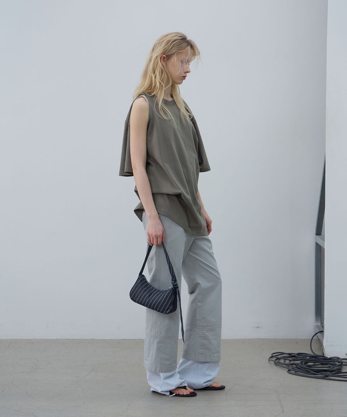 엘씨디씨티엠(LCDC™) SHOULDER SLIT TOP (KHAKI)