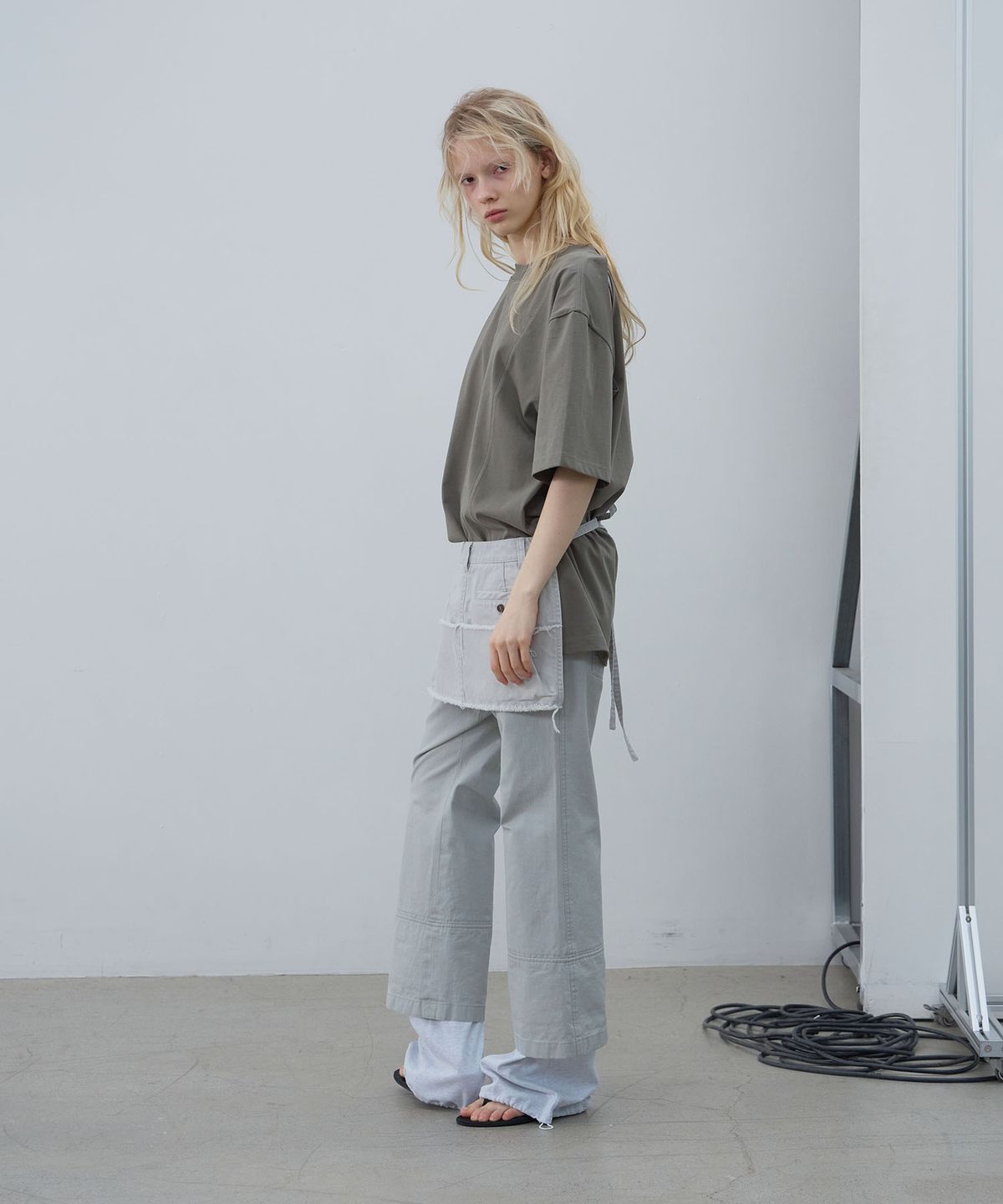 엘씨디씨티엠(LCDC™) SHOULDER SLIT TOP (KHAKI)
