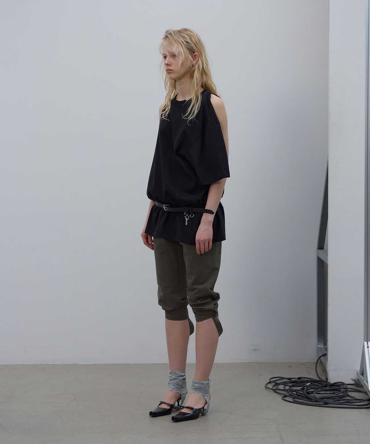 엘씨디씨티엠(LCDC™) SHOULDER SLIT TOP (BLACK)