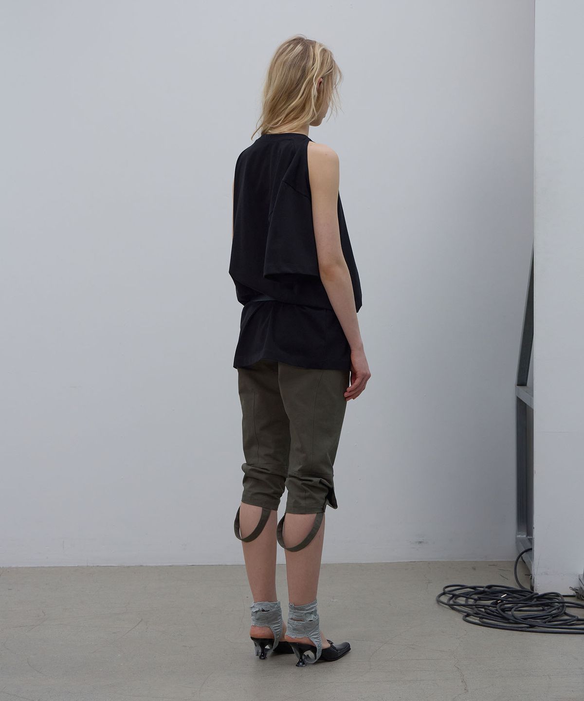 엘씨디씨티엠(LCDC™) SHOULDER SLIT TOP (BLACK)
