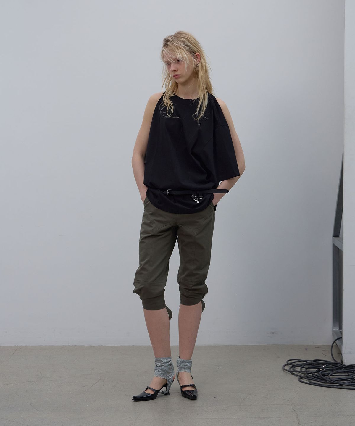 엘씨디씨티엠(LCDC™) SHOULDER SLIT TOP (BLACK)