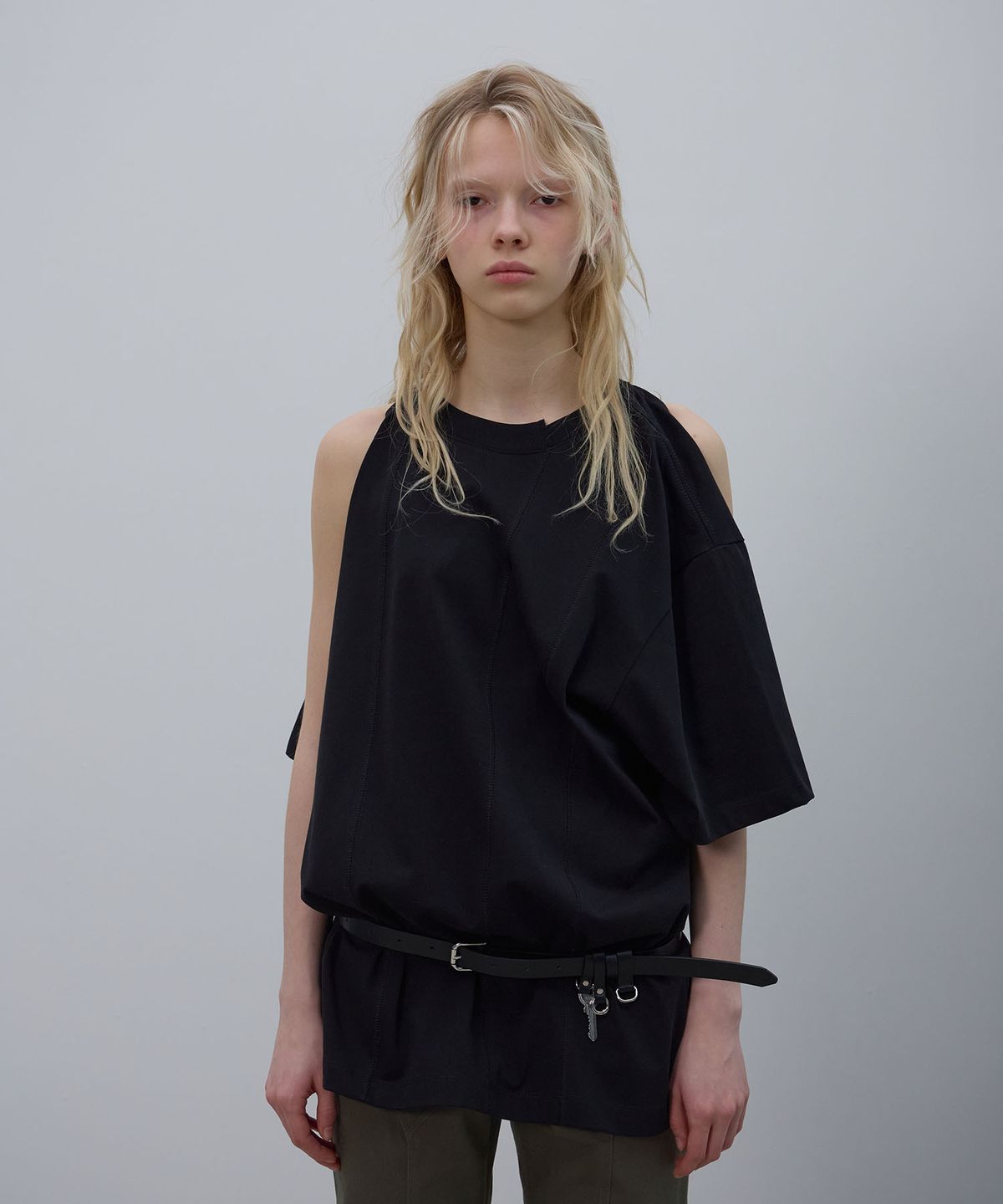 엘씨디씨티엠(LCDC™) SHOULDER SLIT TOP (BLACK)