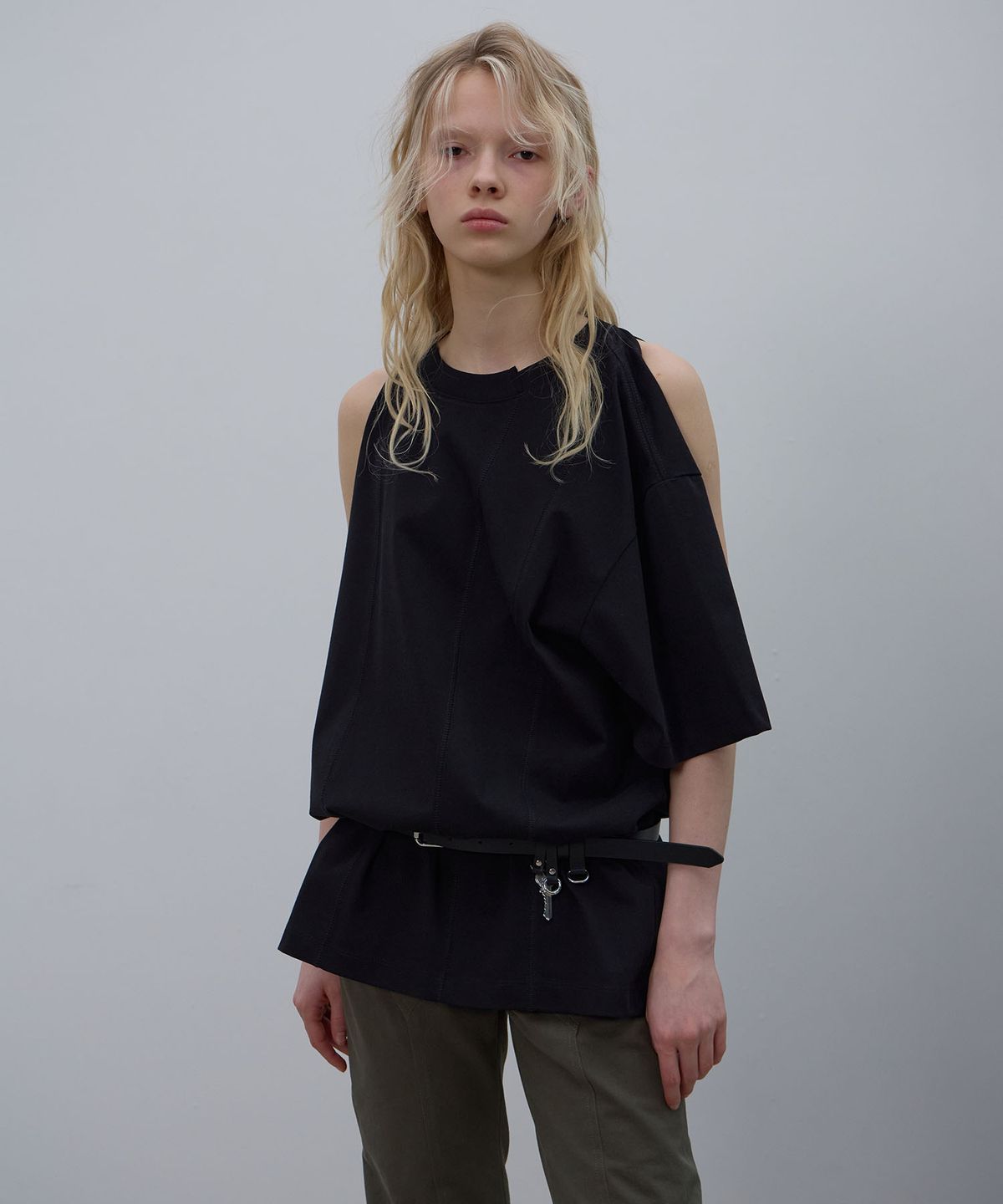 엘씨디씨티엠(LCDC™) SHOULDER SLIT TOP (BLACK)