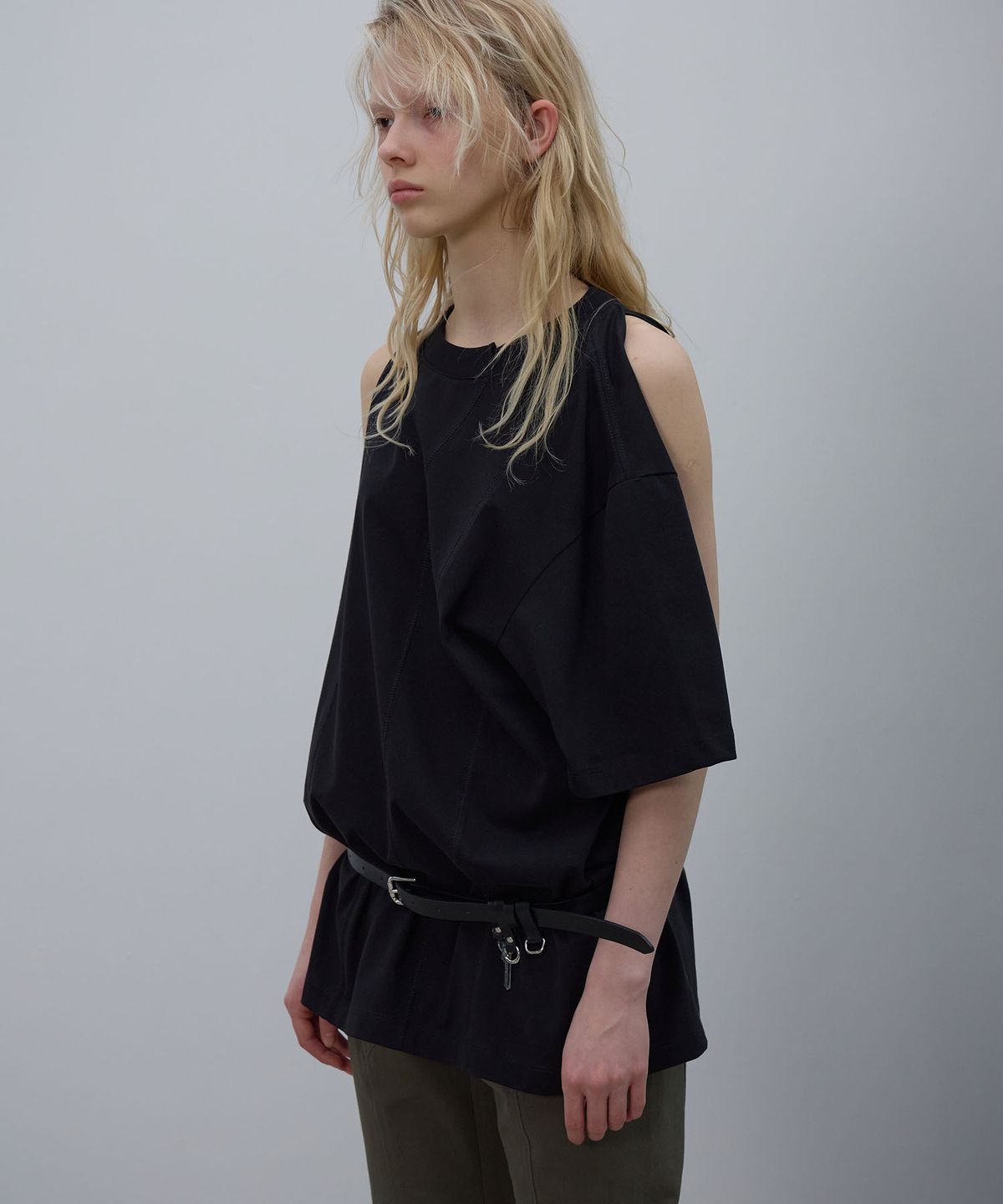 엘씨디씨티엠(LCDC™) SHOULDER SLIT TOP (BLACK)