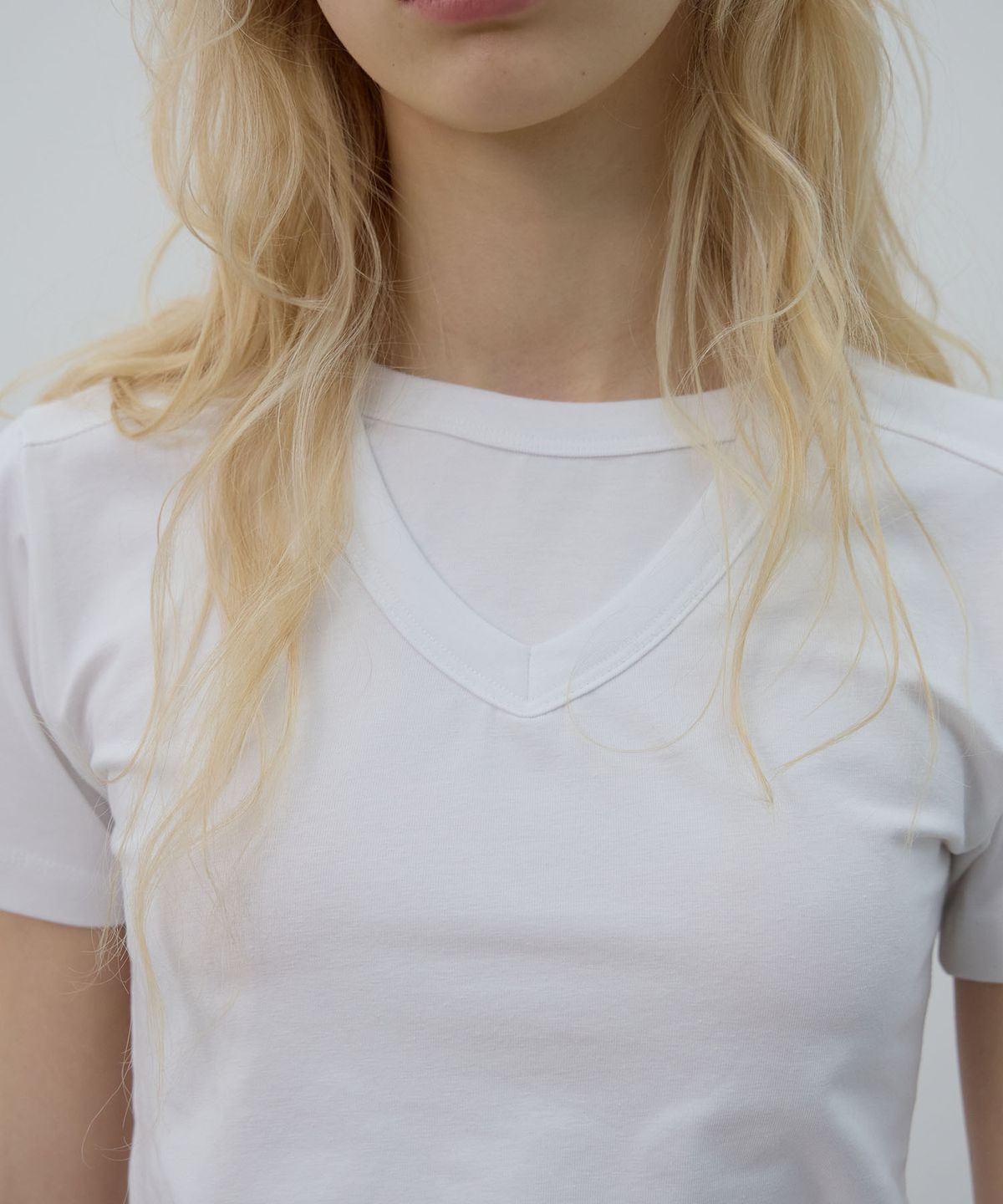 엘씨디씨티엠(LCDC™) DOUBLE LAYER V-NECK TOP (WHITE)
