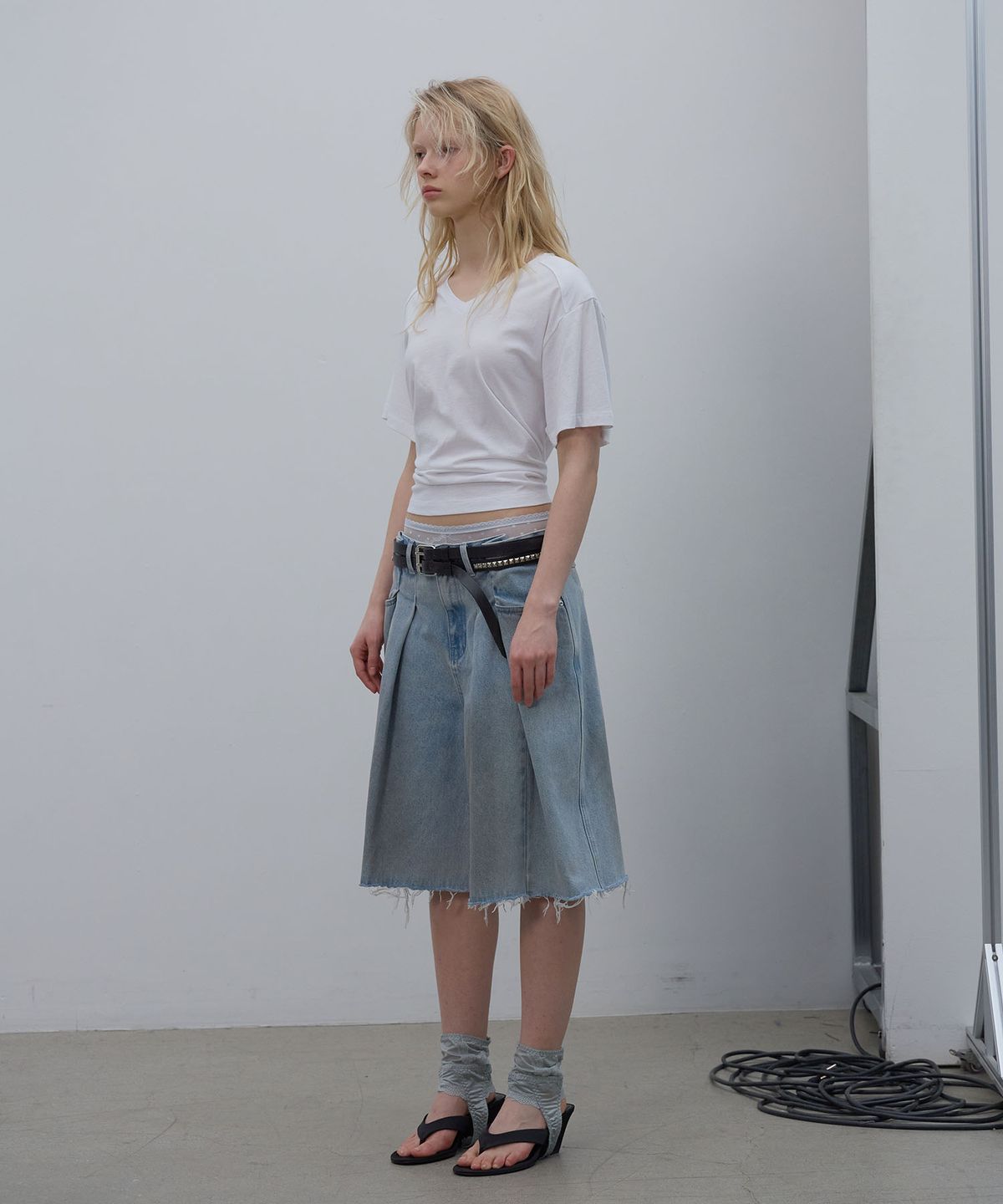 엘씨디씨티엠(LCDC™) BACK SLIT V-NECK TOP (WHITE)