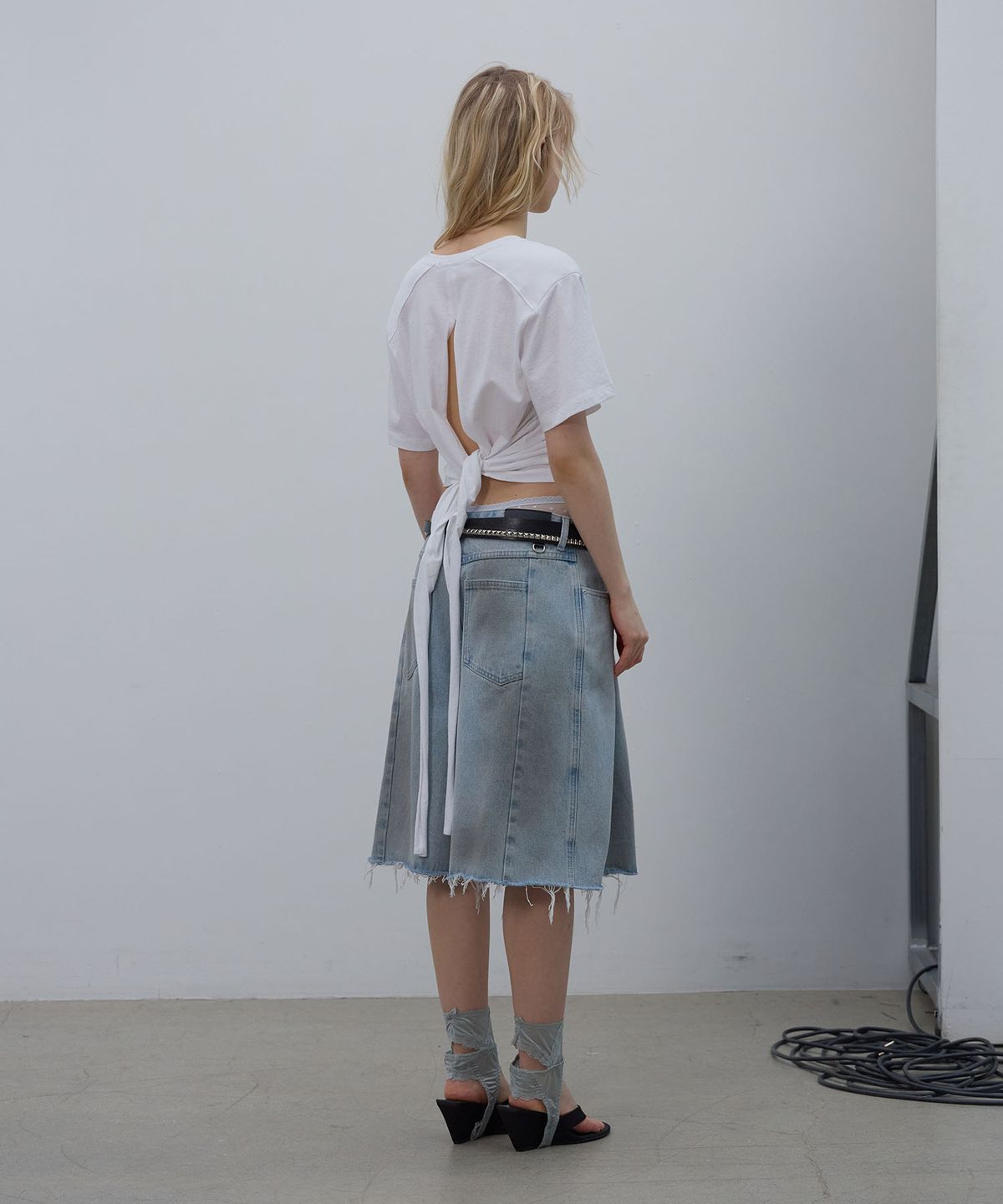 엘씨디씨티엠(LCDC™) BACK SLIT V-NECK TOP (WHITE)