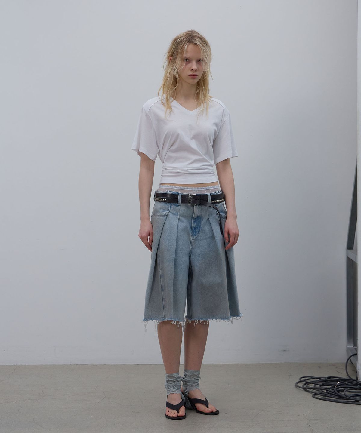 엘씨디씨티엠(LCDC™) BACK SLIT V-NECK TOP (WHITE)