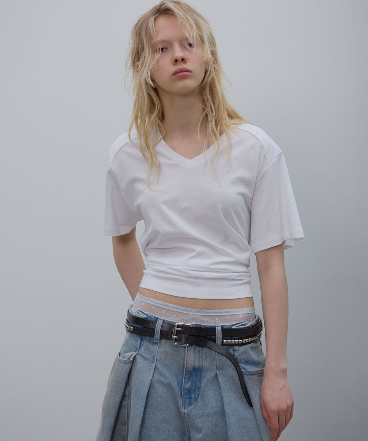 엘씨디씨티엠(LCDC™) BACK SLIT V-NECK TOP (WHITE)