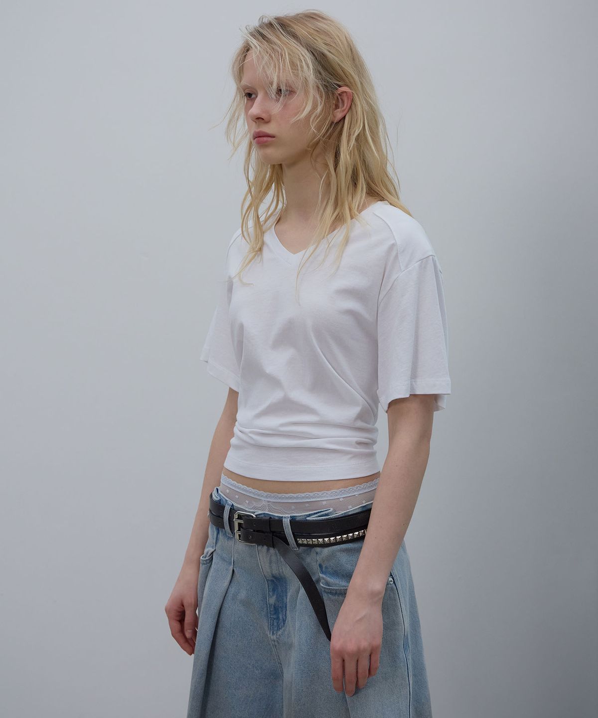 엘씨디씨티엠(LCDC™) BACK SLIT V-NECK TOP (WHITE)