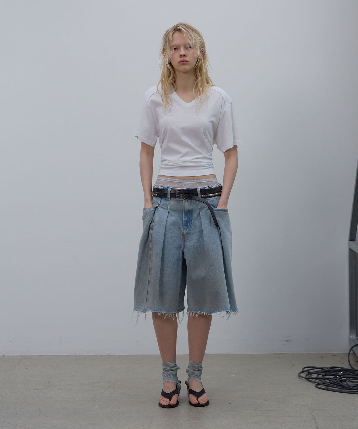 엘씨디씨티엠(LCDC™) BACK SLIT V-NECK TOP (WHITE)