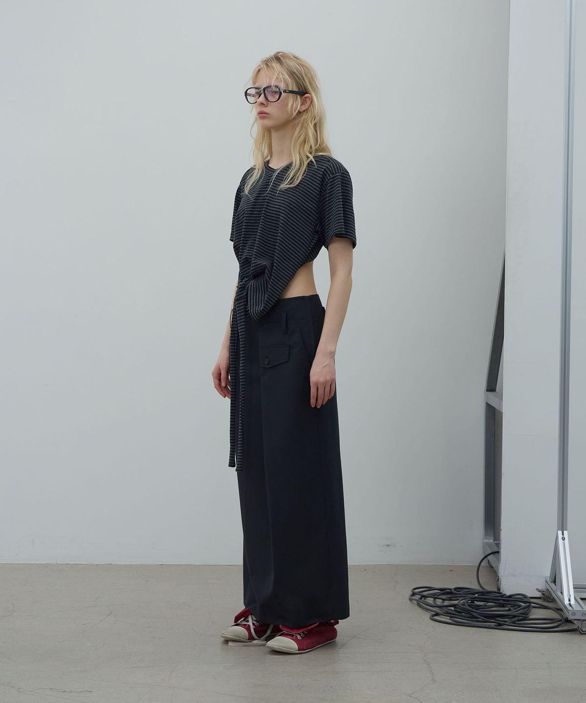 엘씨디씨티엠(LCDC™) BACK SLIT V-NECK TOP (DARK GREY)