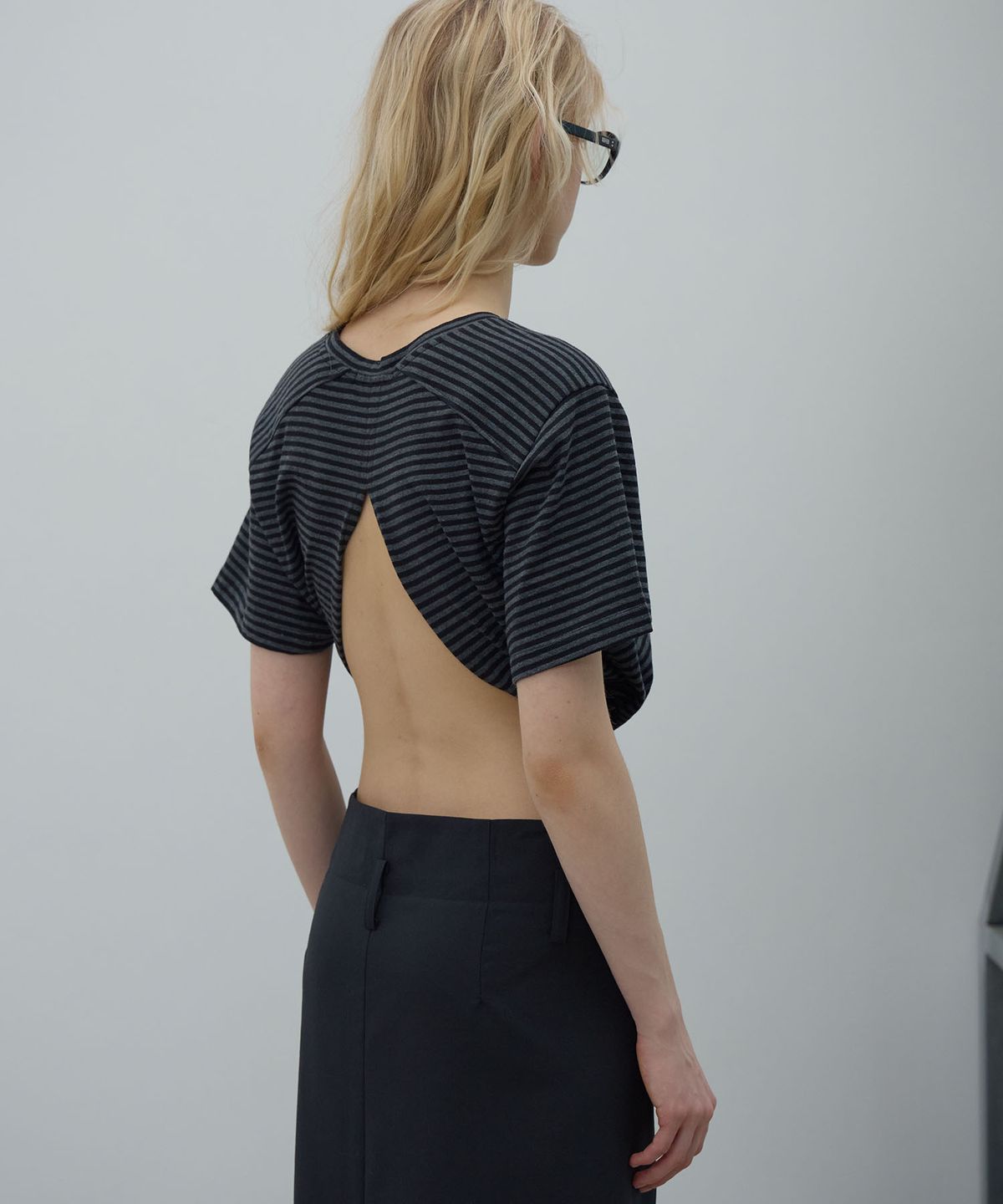 엘씨디씨티엠(LCDC™) BACK SLIT V-NECK TOP (DARK GREY)