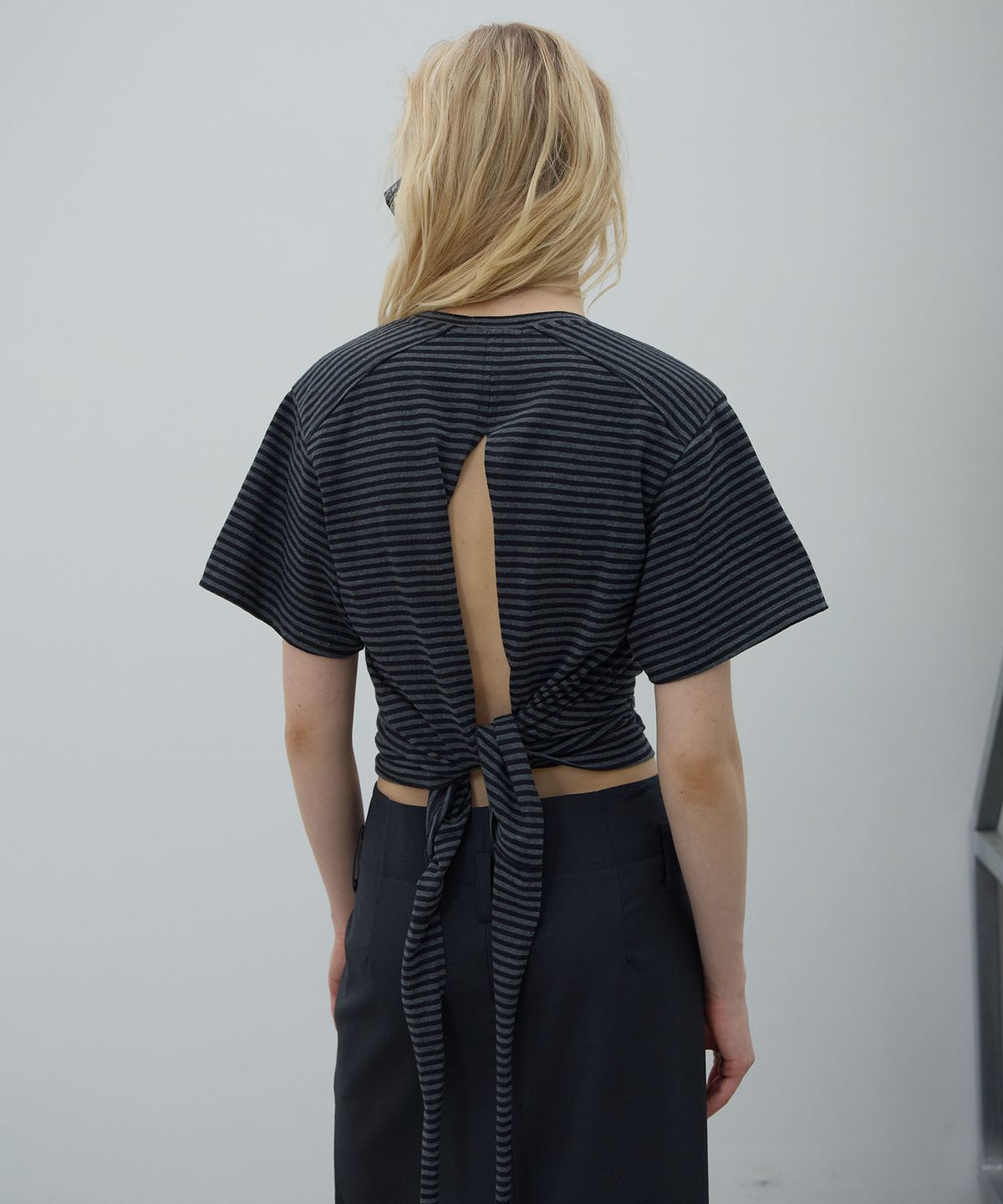 엘씨디씨티엠(LCDC™) BACK SLIT V-NECK TOP (DARK GREY)