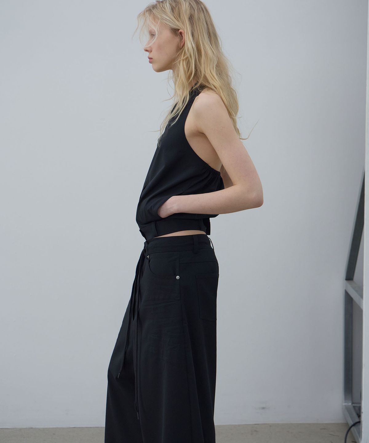 엘씨디씨티엠(LCDC™) BLACK TAILORED HALTER (BLACK)