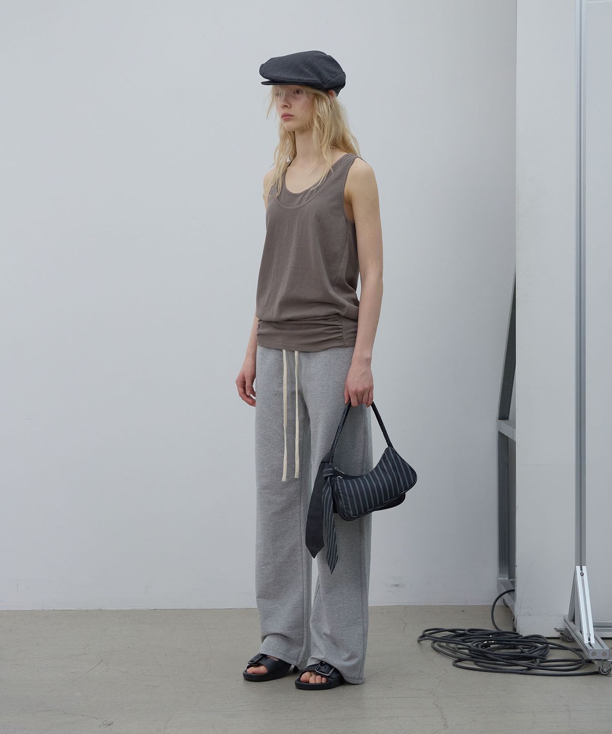 엘씨디씨티엠(LCDC™) SHAPED HEM TANK TOP (BROWN)