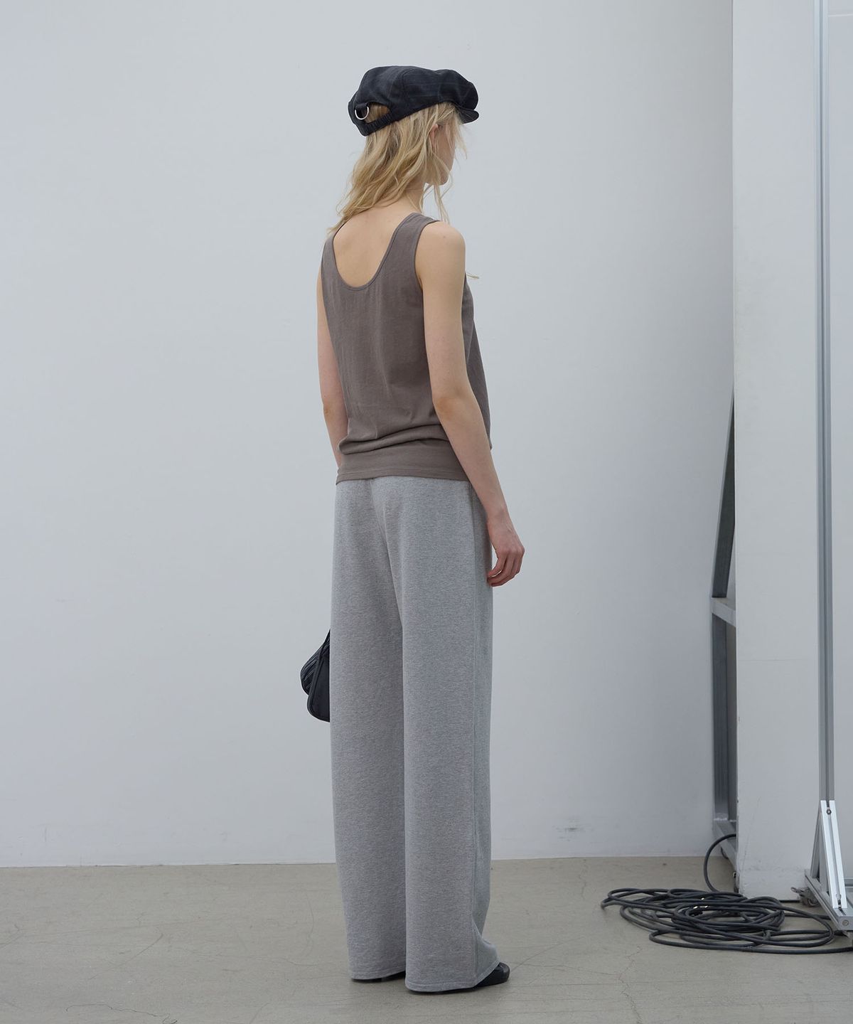 엘씨디씨티엠(LCDC™) SHAPED HEM TANK TOP (BROWN)