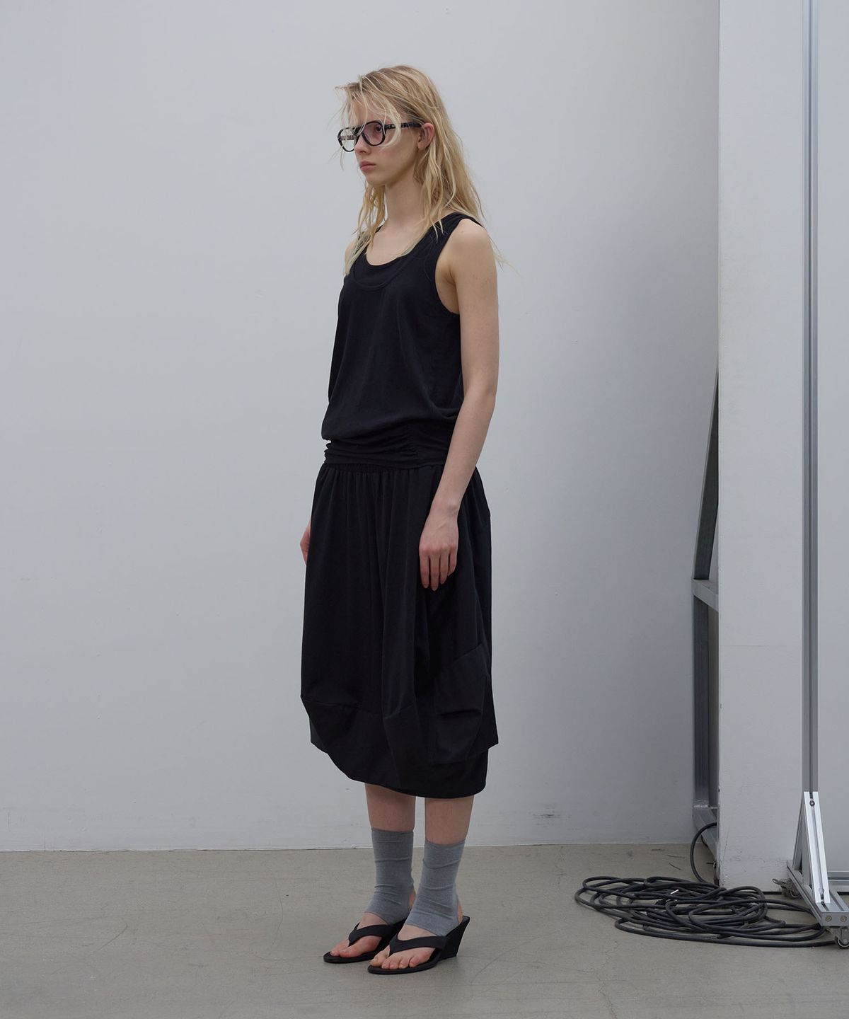 엘씨디씨티엠(LCDC™) SHAPED HEM TANK TOP (BLACK)