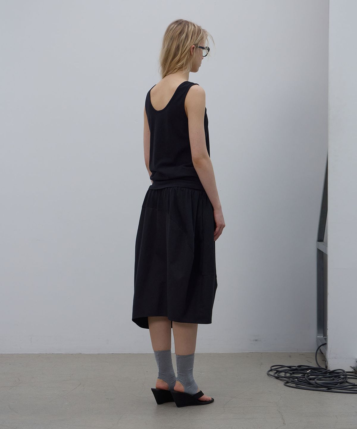 엘씨디씨티엠(LCDC™) SHAPED HEM TANK TOP (BLACK)