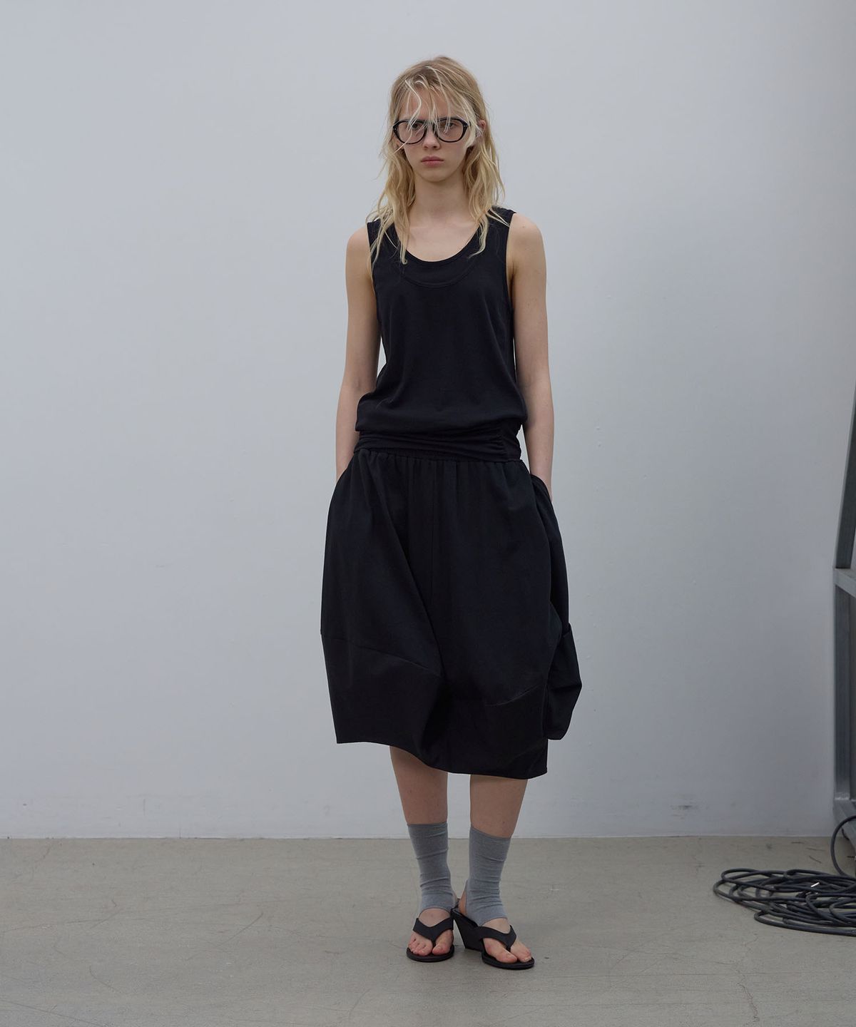 엘씨디씨티엠(LCDC™) SHAPED HEM TANK TOP (BLACK)