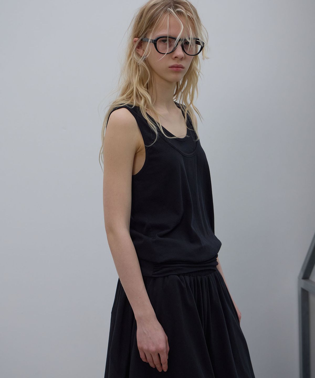 엘씨디씨티엠(LCDC™) SHAPED HEM TANK TOP (BLACK)