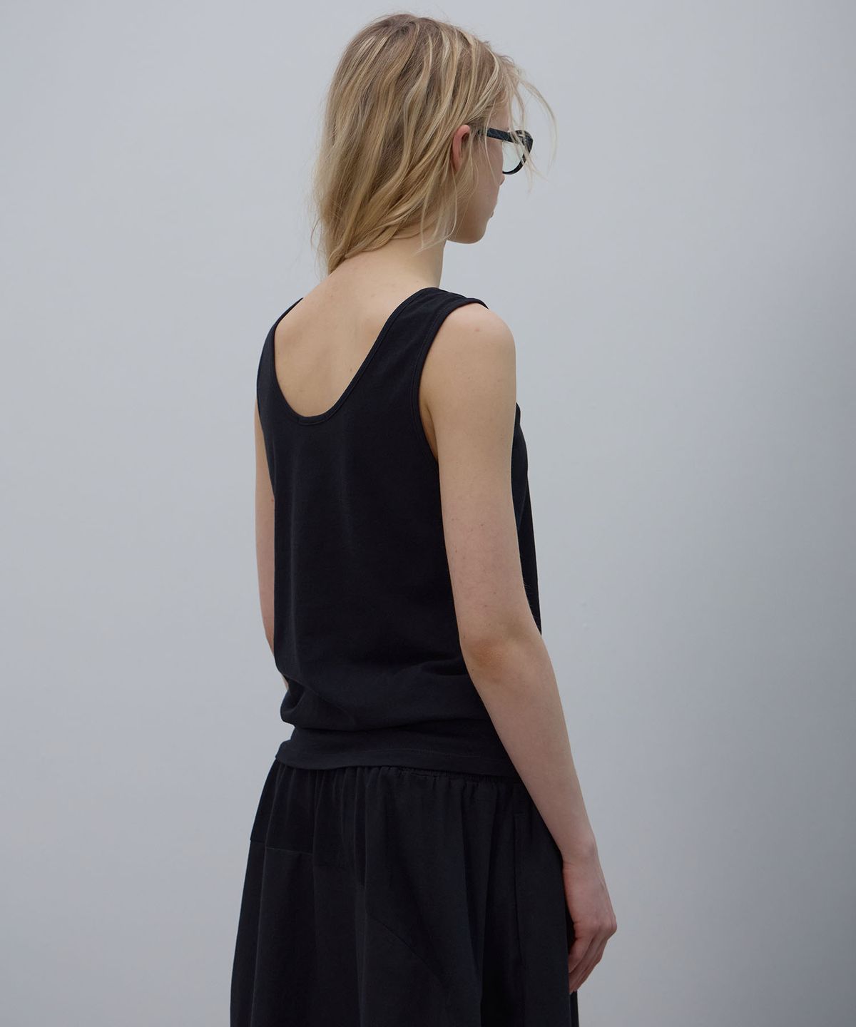 엘씨디씨티엠(LCDC™) SHAPED HEM TANK TOP (BLACK)