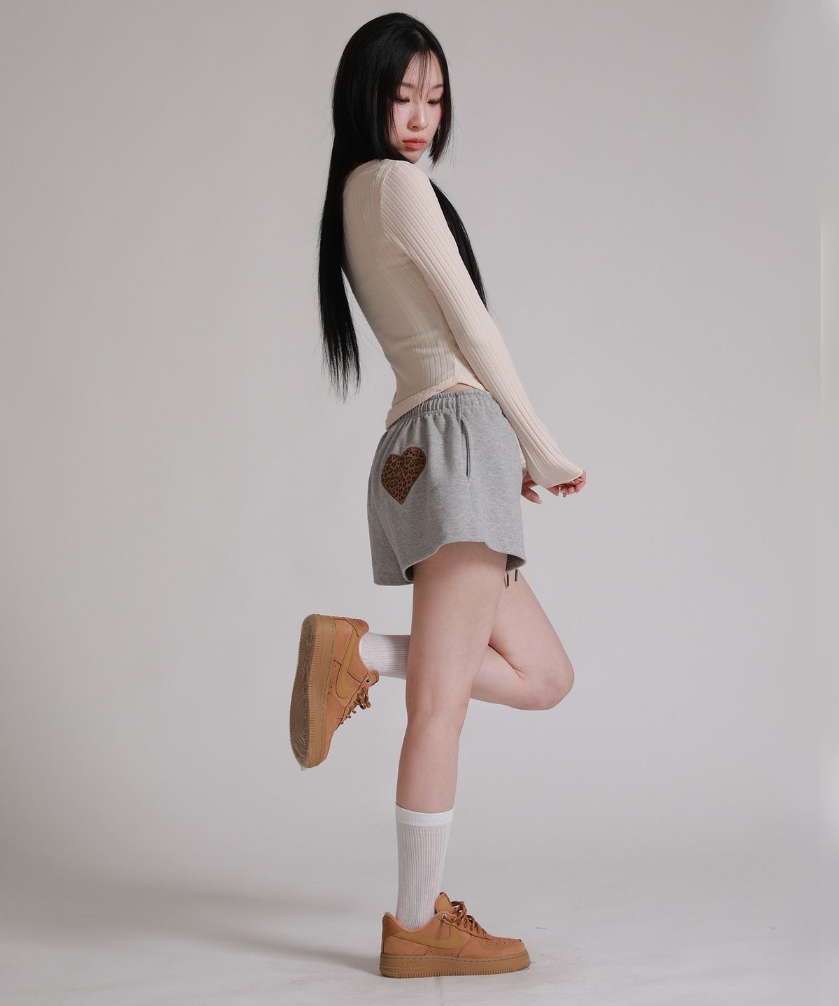 라이크더모스트(LIKE THE MOST) 3부 레오파드 하트 포켓 아플리케 트레이닝 팬츠_그레이