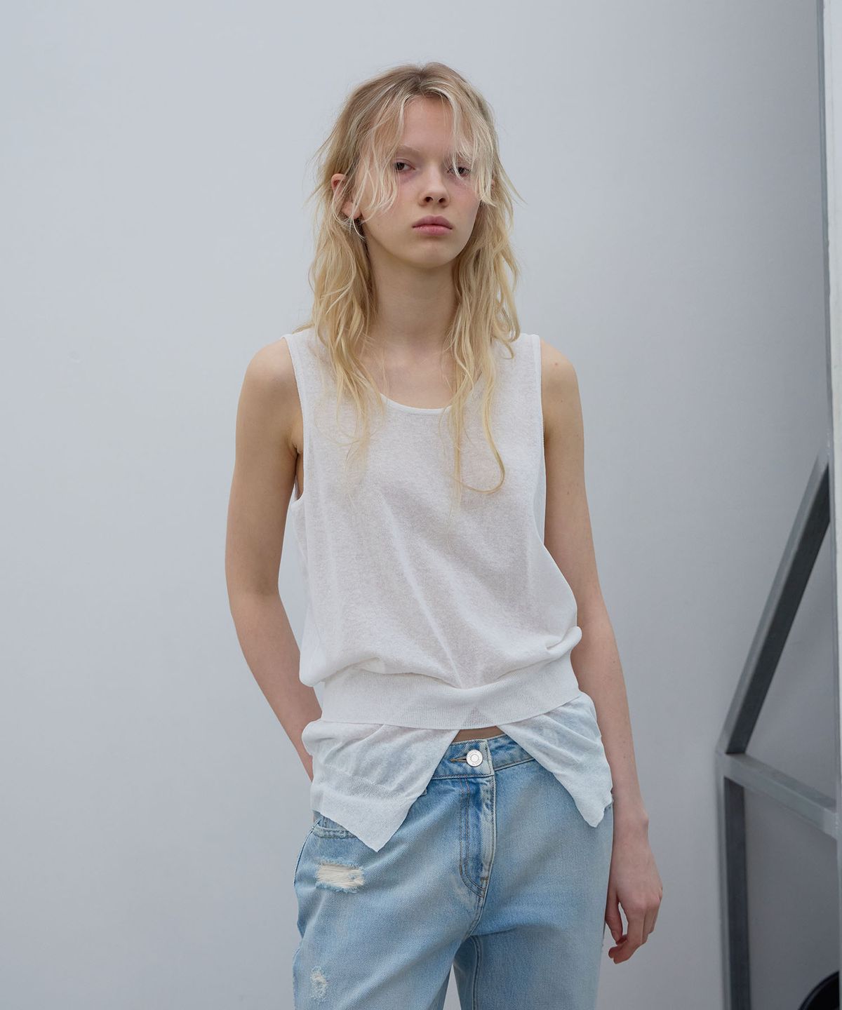 엘씨디씨티엠(LCDC™) SHEER KNIT SLEEVELESS TOP (WHITE)