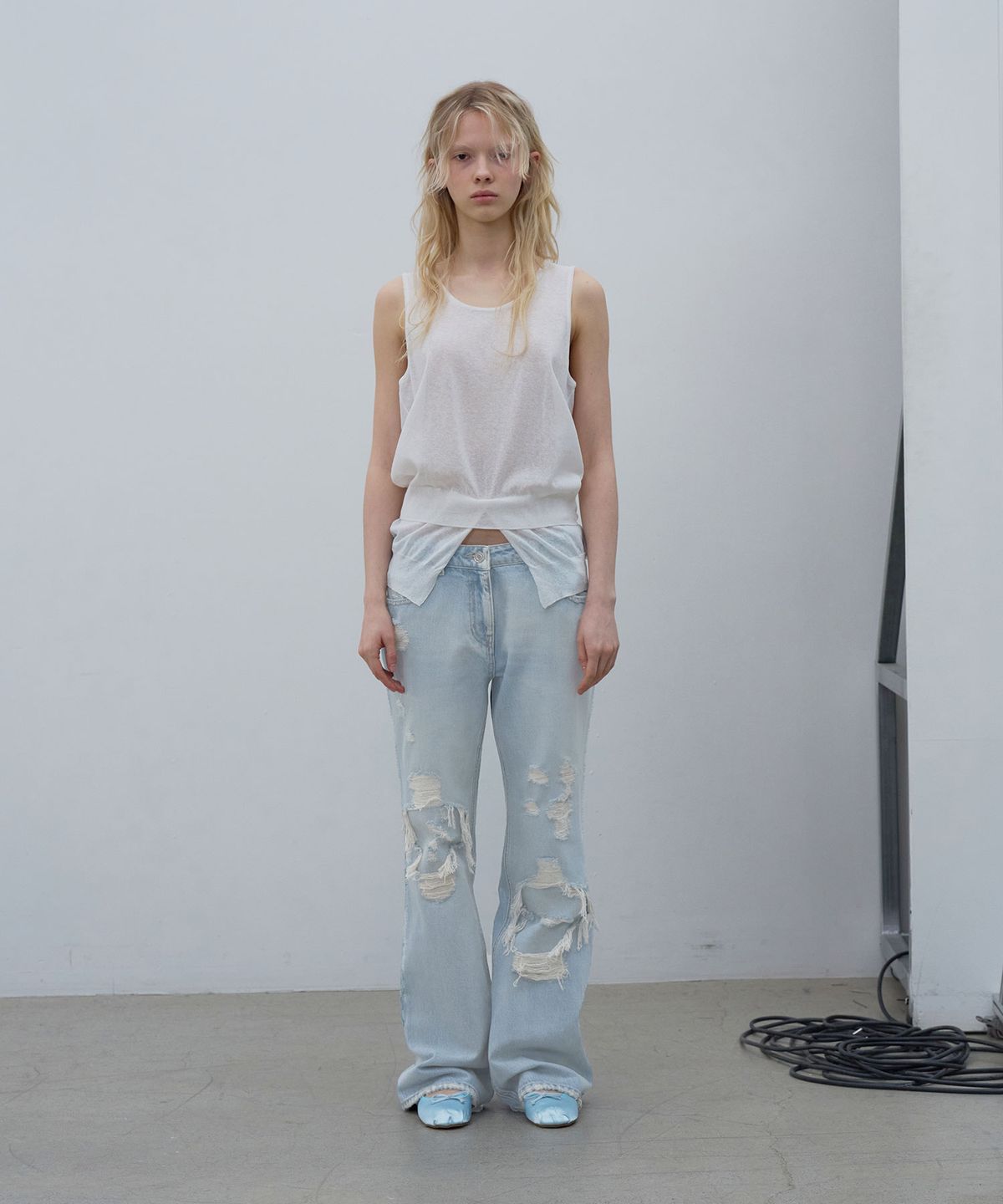 엘씨디씨티엠(LCDC™) SHEER KNIT SLEEVELESS TOP (WHITE)