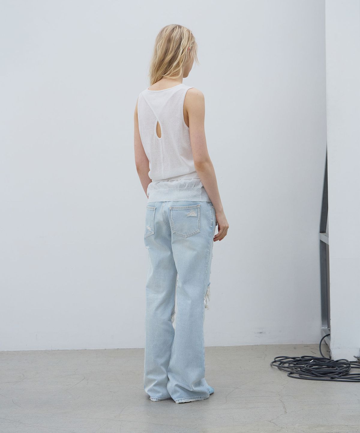 엘씨디씨티엠(LCDC™) SHEER KNIT SLEEVELESS TOP (WHITE)
