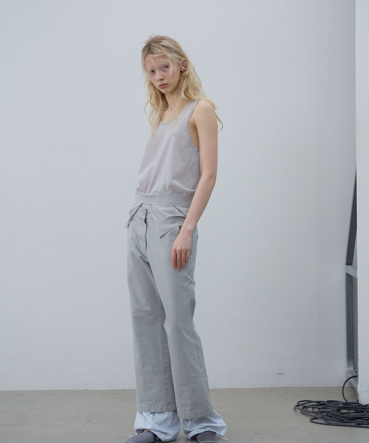 엘씨디씨티엠(LCDC™) SHEER KNIT SLEEVELESS TOP (LIGHT GREY)