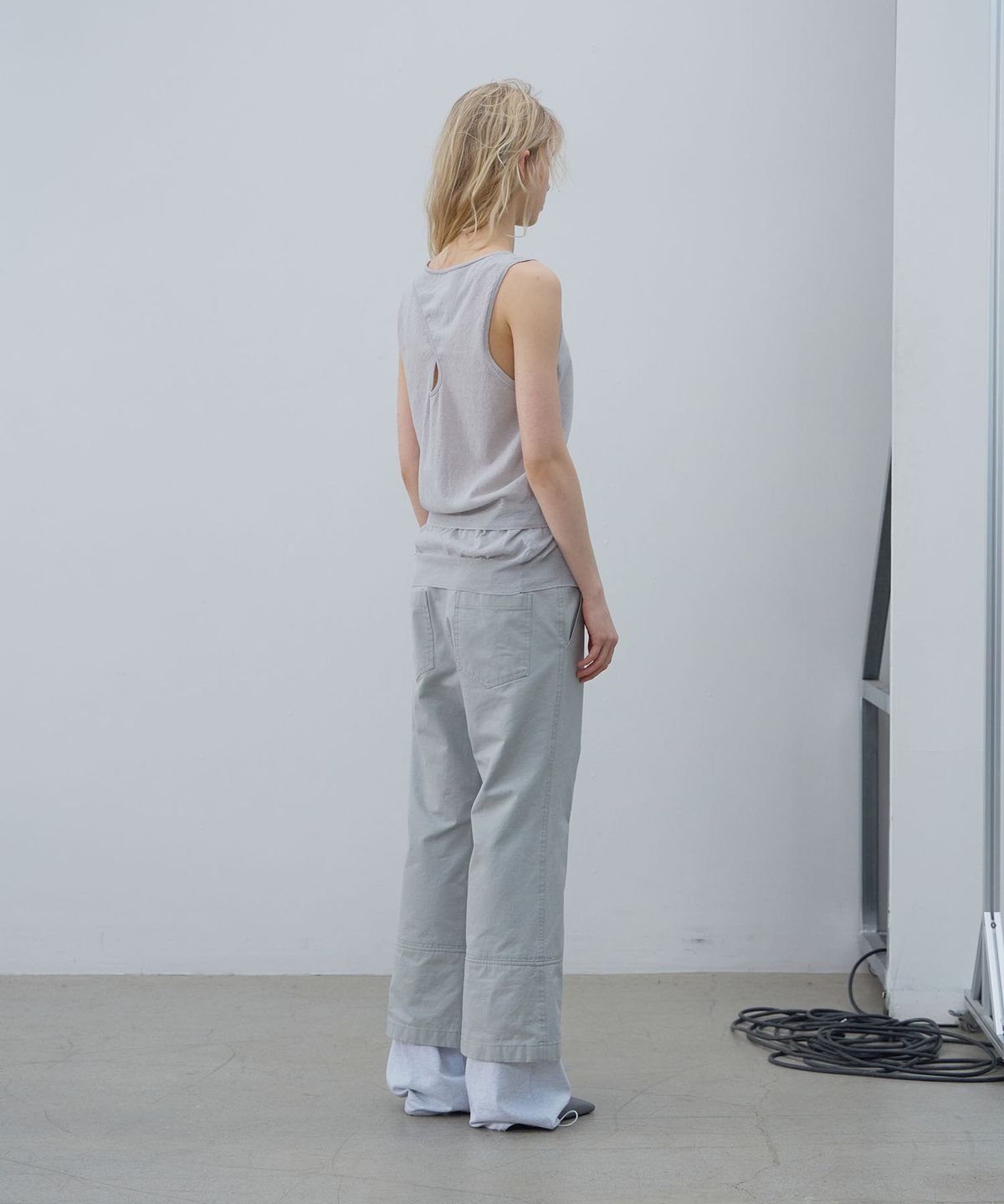 엘씨디씨티엠(LCDC™) SHEER KNIT SLEEVELESS TOP (LIGHT GREY)