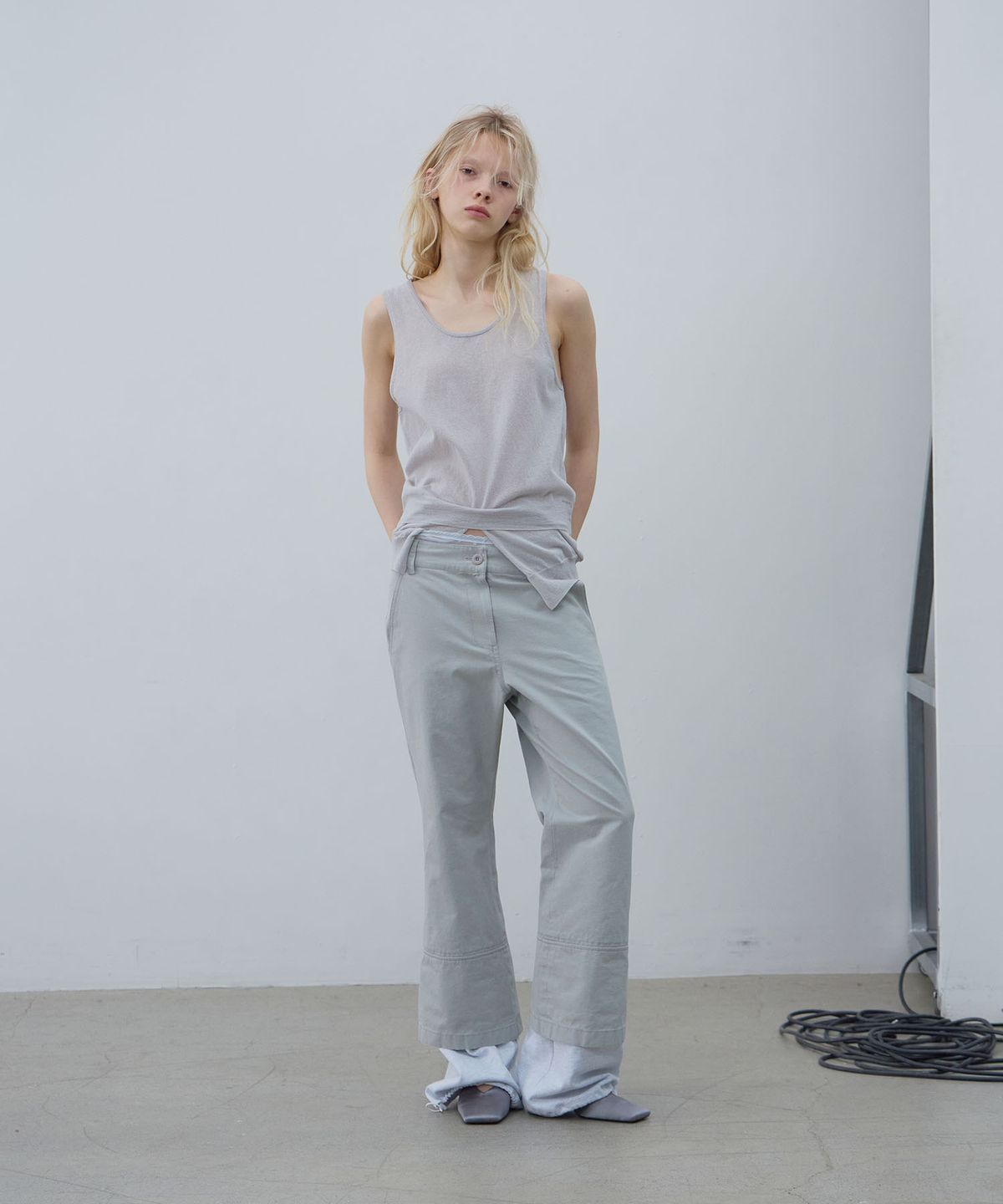 엘씨디씨티엠(LCDC™) SHEER KNIT SLEEVELESS TOP (LIGHT GREY)