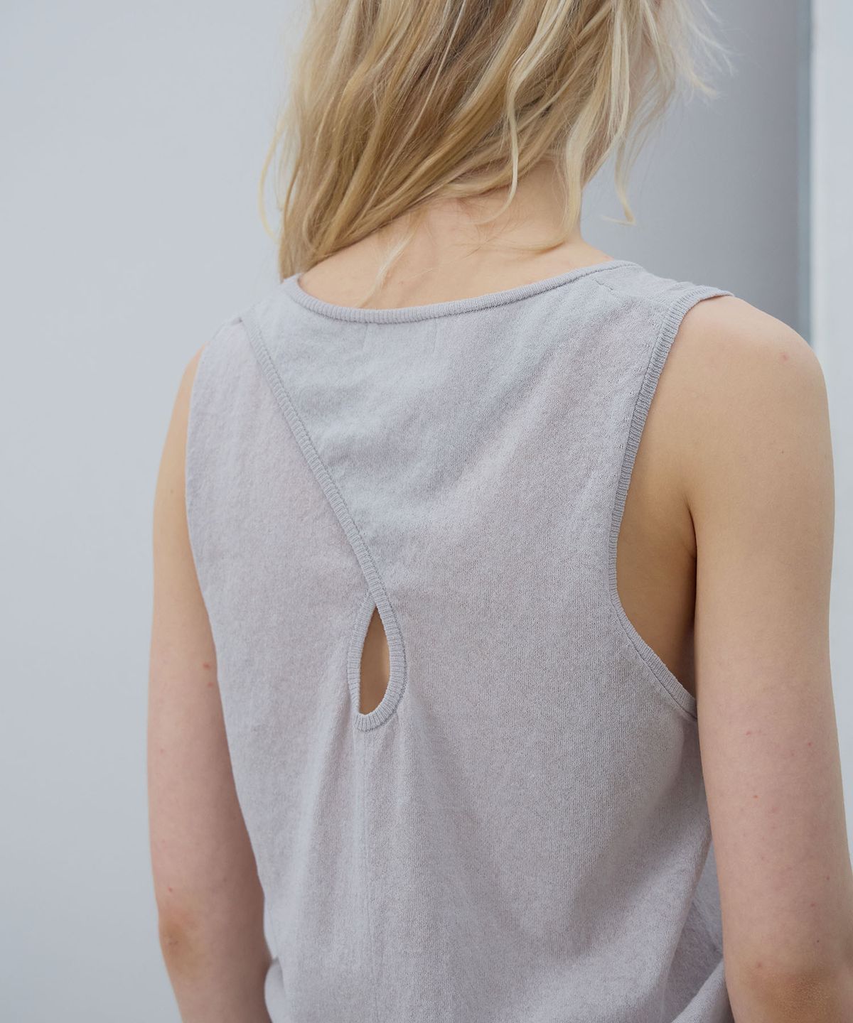 엘씨디씨티엠(LCDC™) SHEER KNIT SLEEVELESS TOP (LIGHT GREY)