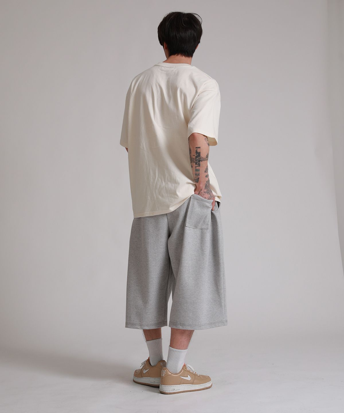 라이크더모스트(LIKE THE MOST) 사이드 핀턱 8부 버뮤다 트레이닝 팬츠_그레이