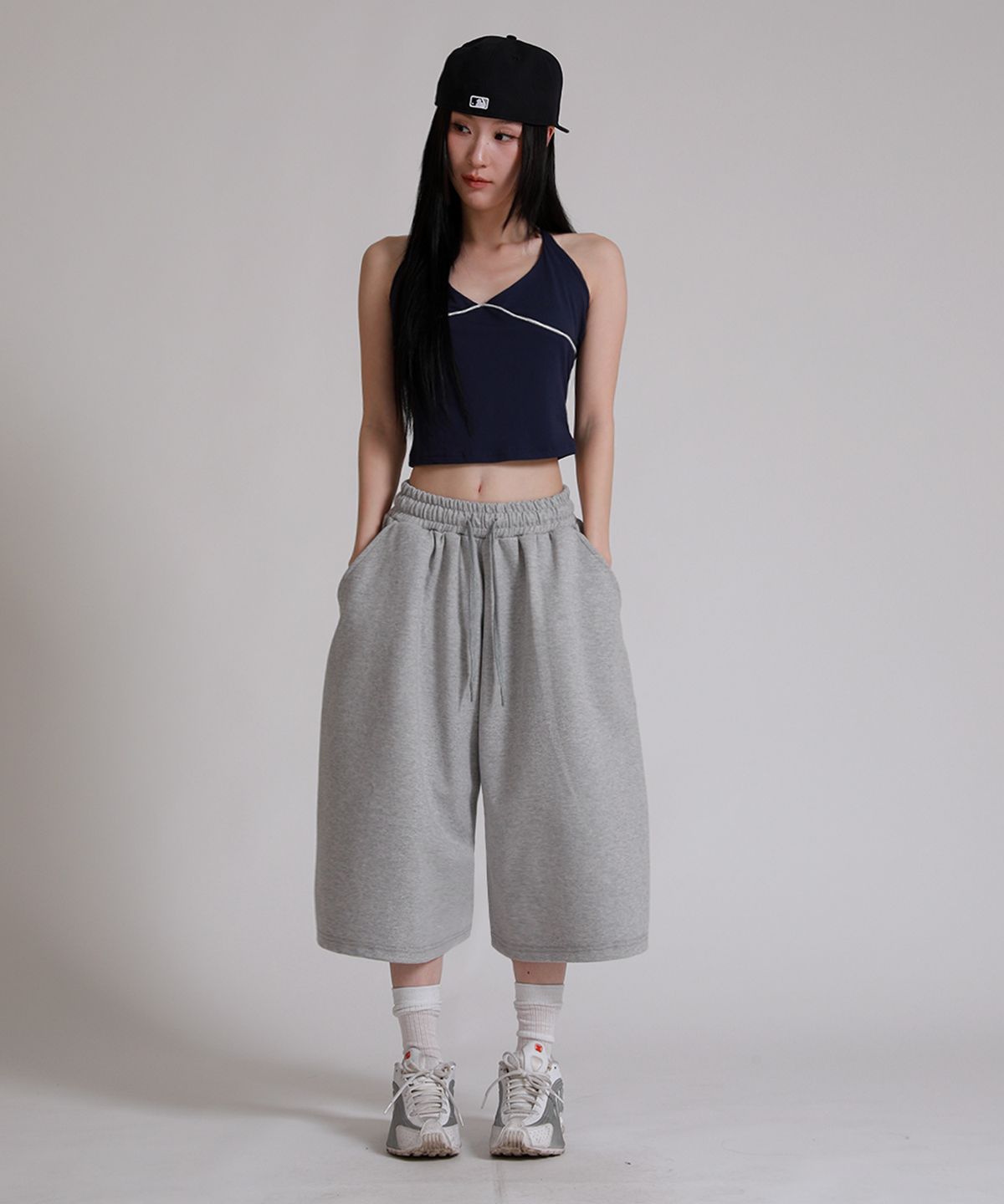 라이크더모스트(LIKE THE MOST) 사이드 핀턱 8부 버뮤다 트레이닝 팬츠_그레이