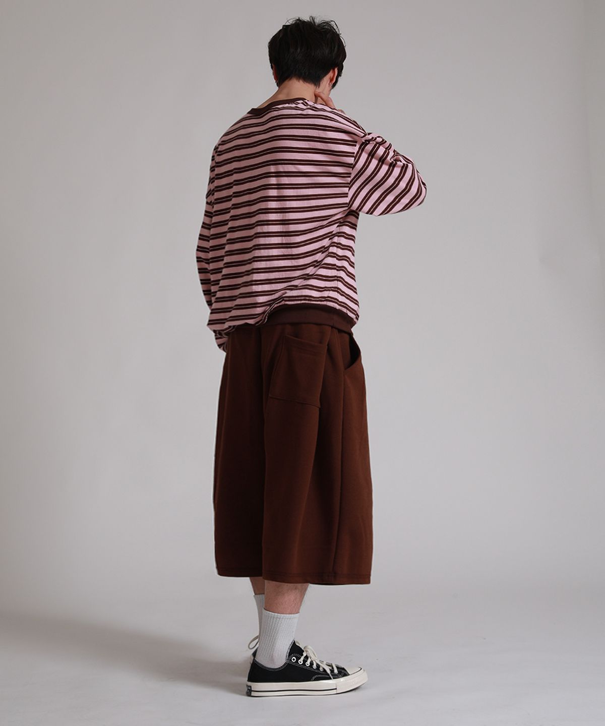 라이크더모스트(LIKE THE MOST) 사이드 핀턱 8부 버뮤다 트레이닝 팬츠_브라운