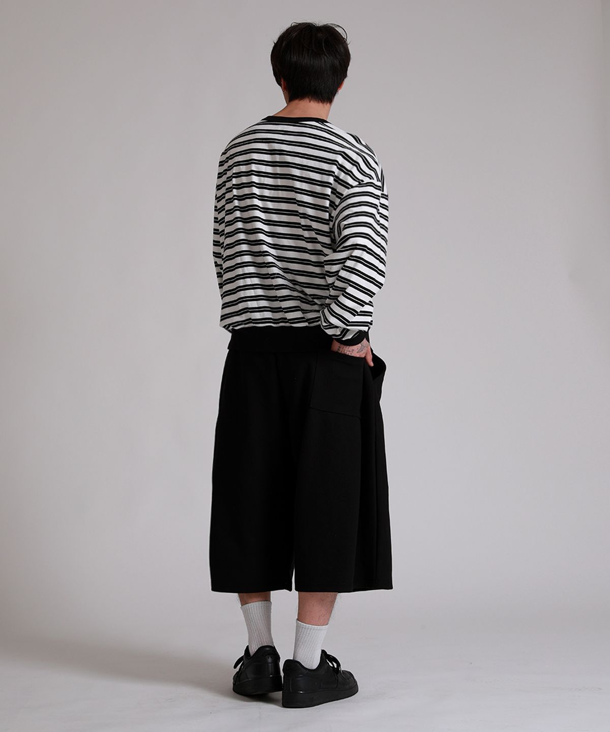 라이크더모스트(LIKE THE MOST) 사이드 핀턱 8부 버뮤다 트레이닝 팬츠_블랙