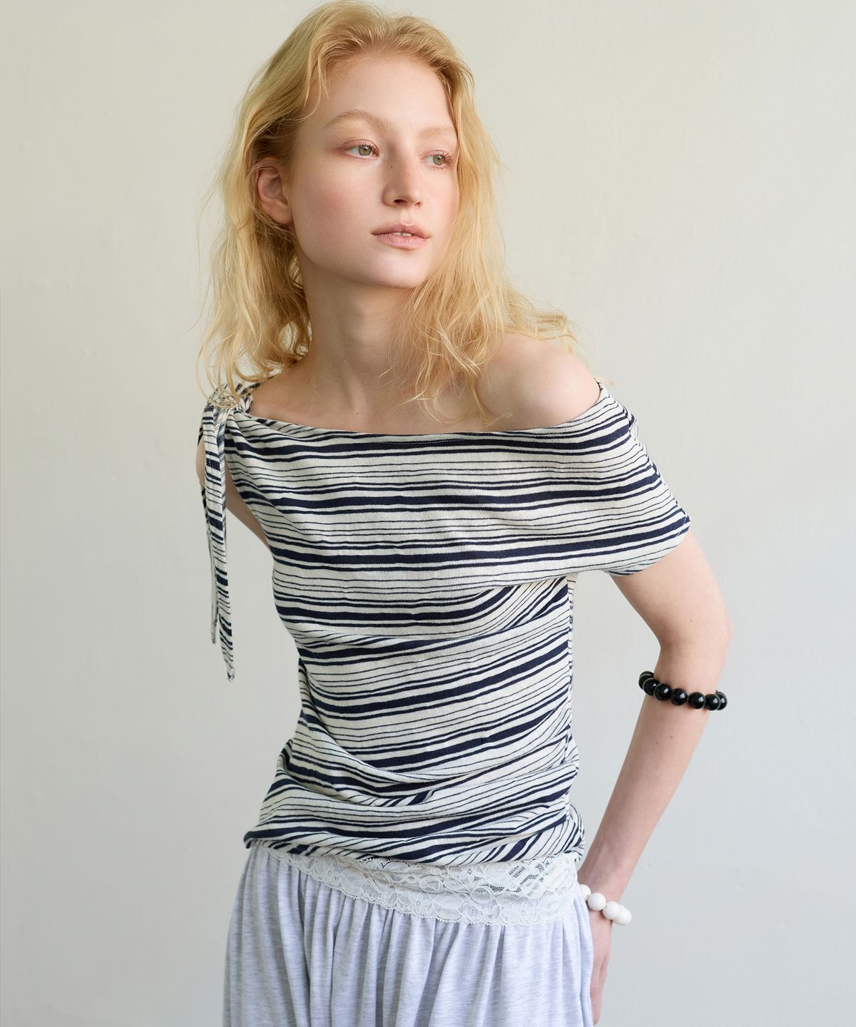 아옵트(AOPT) STRIPE ONE-SHOULDER TOP - IVORY/NAVY