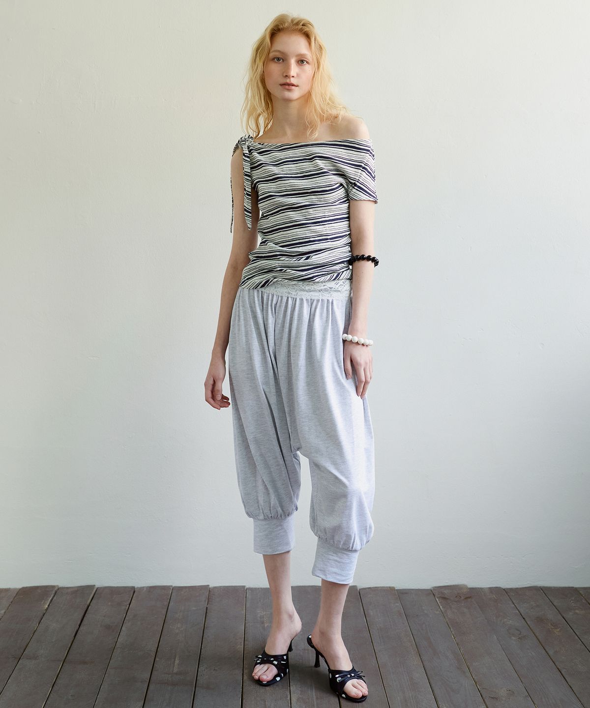 아옵트(AOPT) STRIPE ONE-SHOULDER TOP - IVORY/NAVY