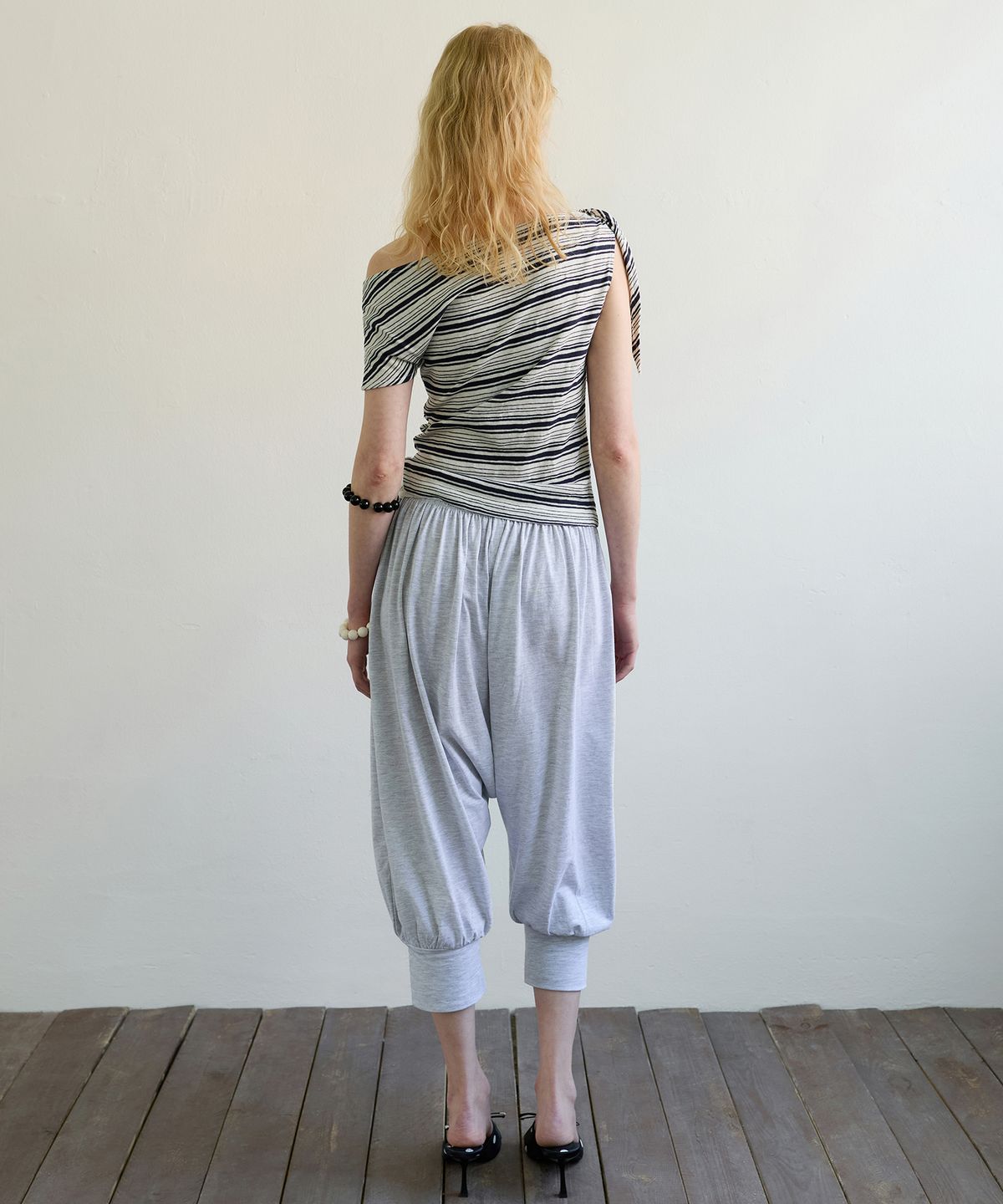 아옵트(AOPT) STRIPE ONE-SHOULDER TOP - IVORY/NAVY